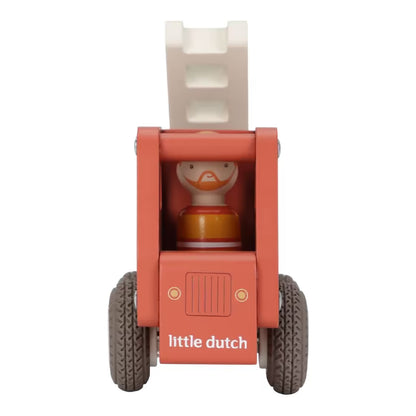 Vooraanzicht van Little Dutch houten brandweerwagen met pegdoll bestuurder, stevig houten speelgoed.