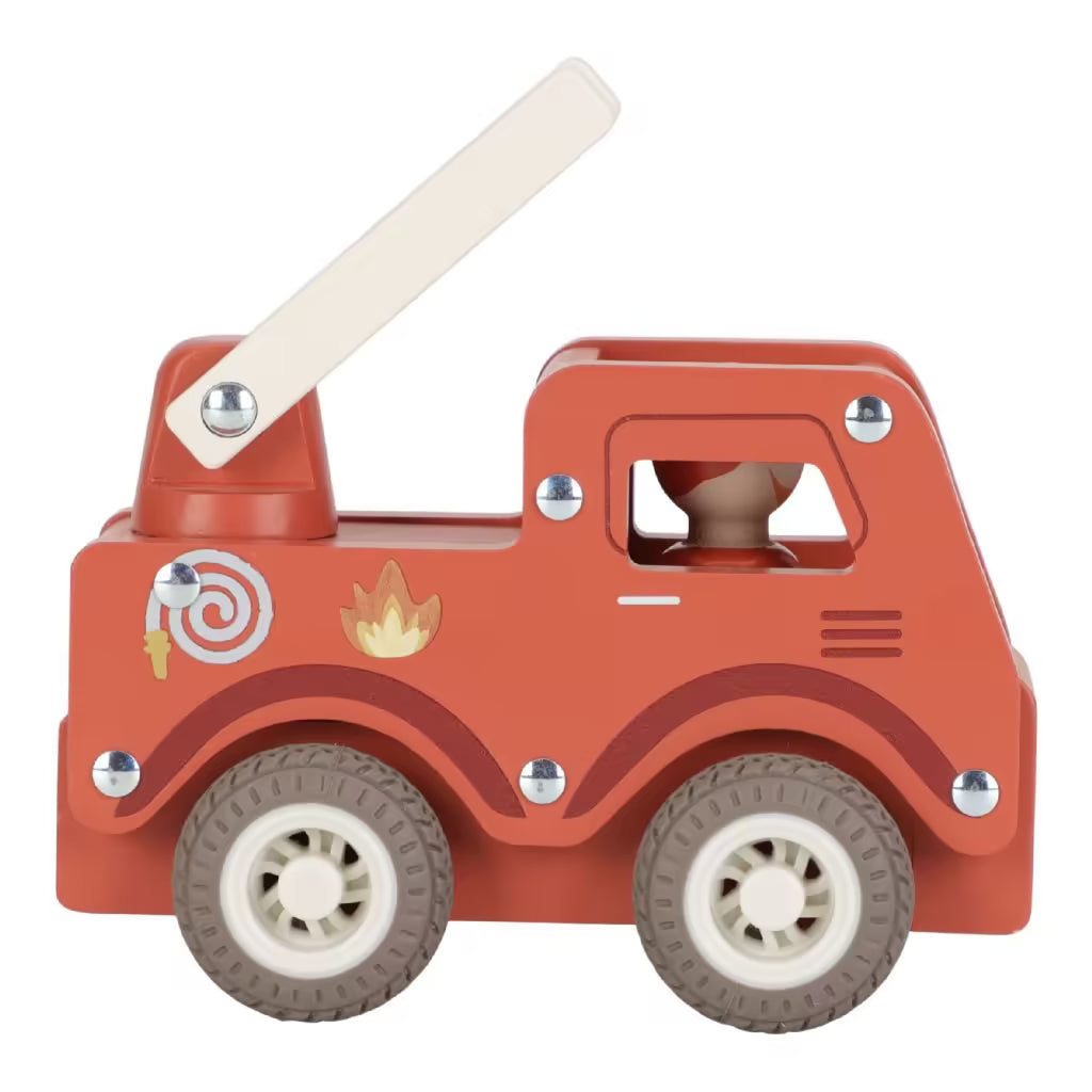 Zijkant van Little Dutch houten brandweerwagen met pegdoll in cabine, ideaal peuter speelgoed.