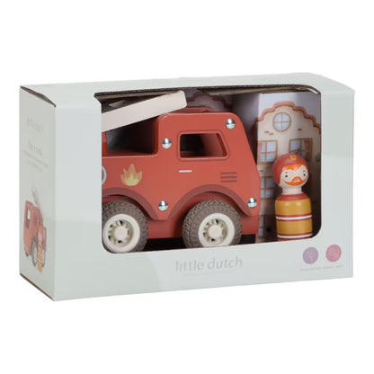 Voorkant verpakking van Little Dutch houten brandweerwagen met pegdoll, leuk baby speelgoed cadeau.