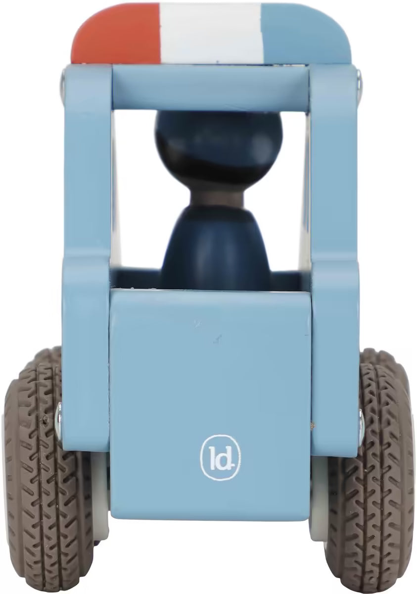 Achteraanzicht van Little Dutch houten politiewagen met pegdoll agent, stevig houten speelgoed voor peuters.