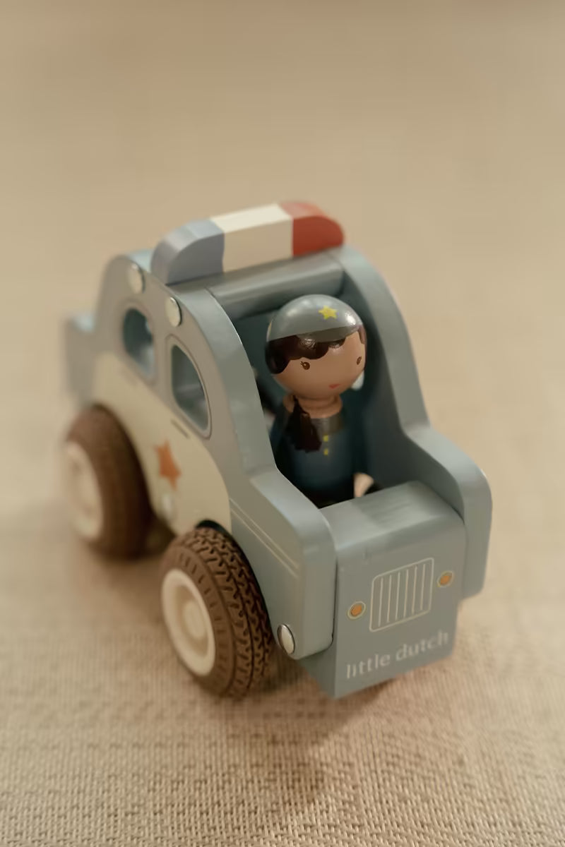 Little Dutch houten politiewagen in blauw met pegdoll politieagent, ideaal baby cadeau en peuter speelgoed.