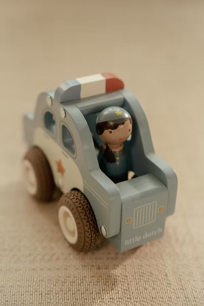 Little Dutch houten politiewagen in blauw met pegdoll politieagent, ideaal baby cadeau en peuter speelgoed.