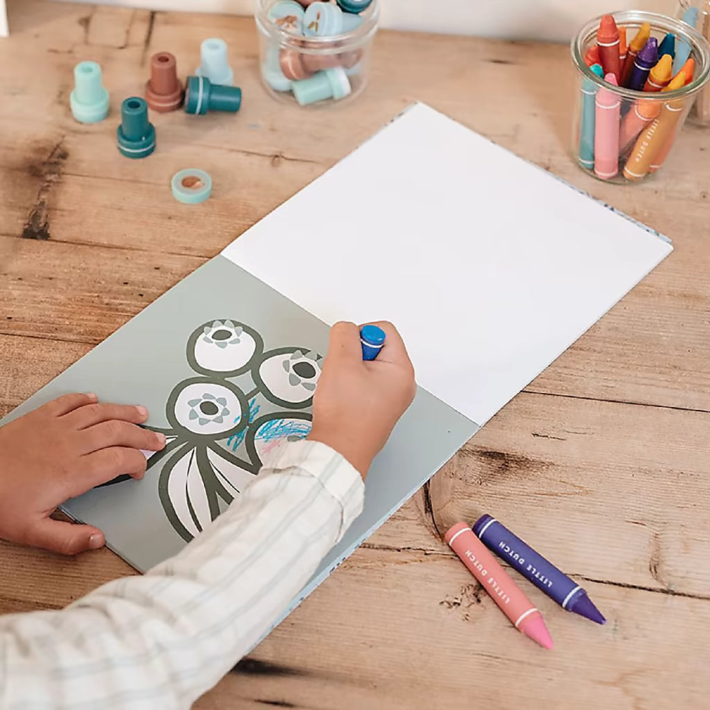 Kind kleurt blauwe bloemen in Little Dutch kleurplaat uit Forest Friends kleurboek met vrolijke bloem kleurplaat.