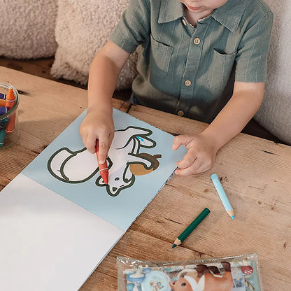 Peuter kleurt eekhoorn kleurplaat uit Little Dutch kleurplaat Forest Friends kleurboek met kleurrijke potloden.