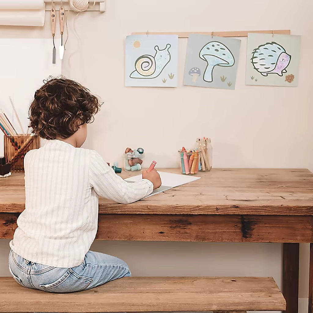 Kind kleurt in Little Dutch kleurplaat uit Forest Friends kleurboek, met opgehangen vogel kleurplaat en natuurmotieven.