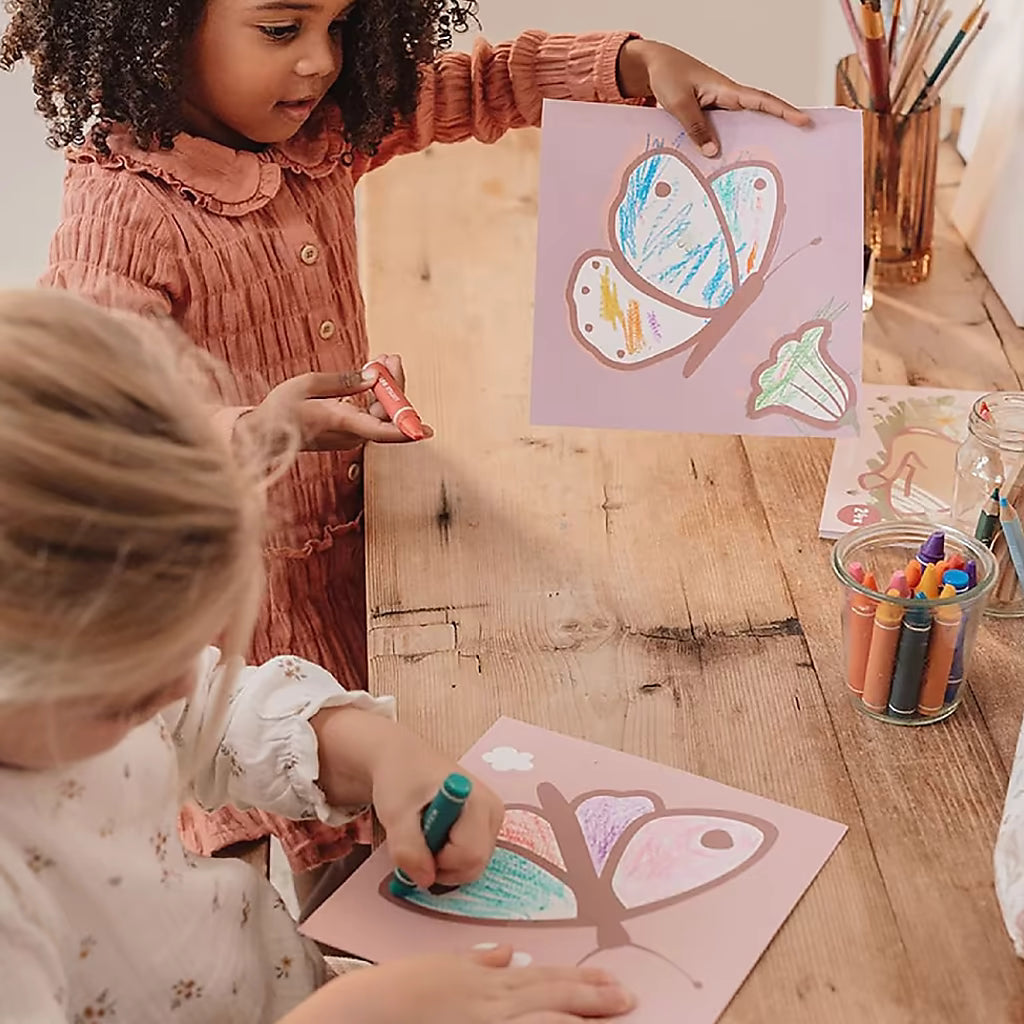 Little Dutch kleurplaat kinderen kleuren vrolijke vlinder en bloem kleurplaat uit het Fairy Garden kleurboek
