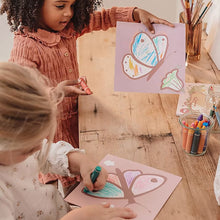 Little Dutch kleurplaat kinderen kleuren vrolijke vlinder en bloem kleurplaat uit het Fairy Garden kleurboek