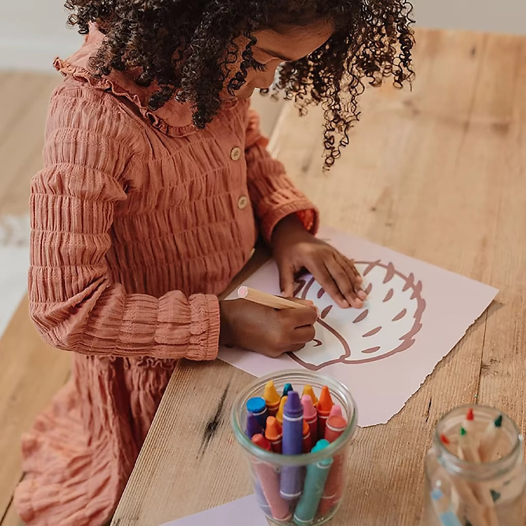 Little Dutch kleurplaat meisje kleurt schattige dieren kleurplaat met egeltje uit het Fairy Garden kleurboek