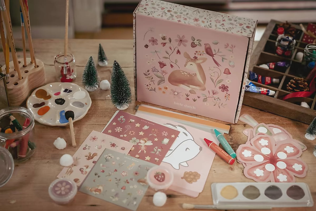 Little Dutch Knutseldoos Fairy Garden met verf, stickers en potloden op tafel, inspiratie voor knutselen met peuters.