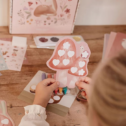 Meisje knutselt paddenstoelvorm uit de Little Dutch Knutseldoos Fairy Garden, leuk knutsel idee voor jonge kinderen.