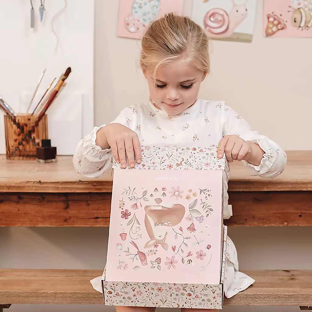 Meisje opent Little Dutch Knutseldoos Fairy Garden verpakking, ideaal voor creatieve momenten en leuke dingen om te knutselen.