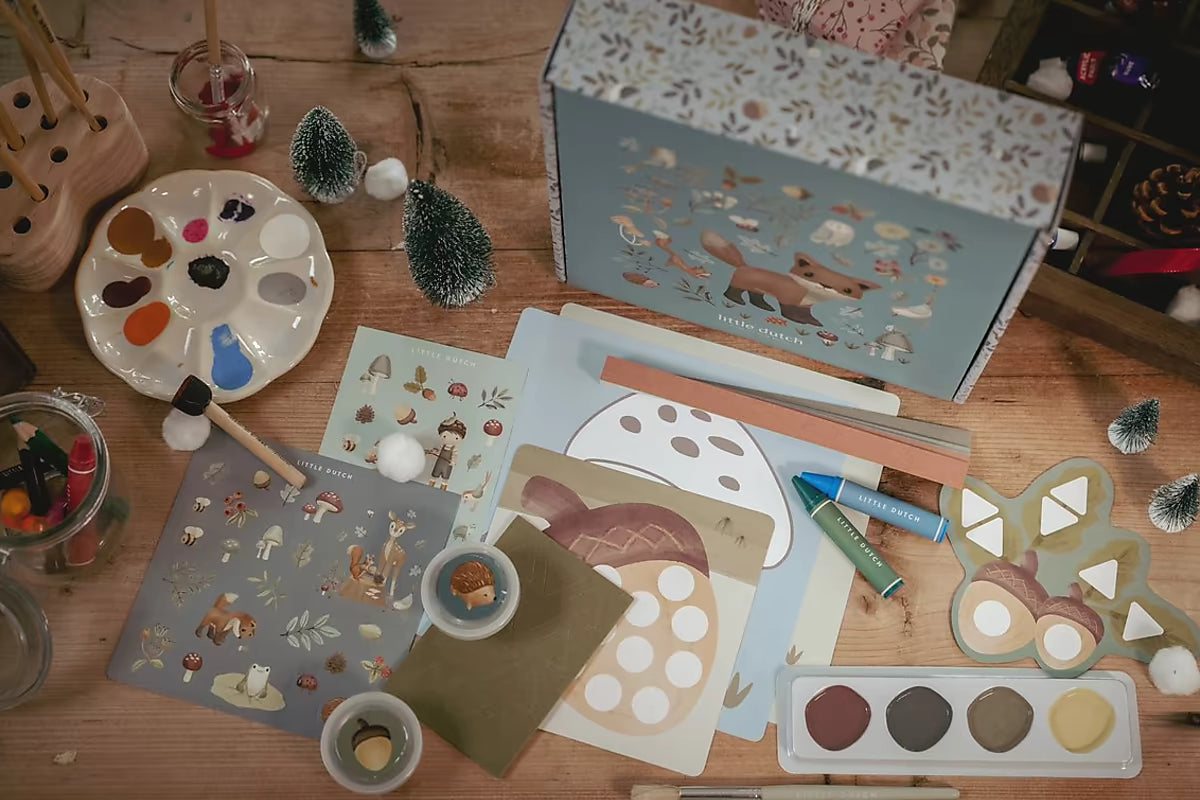 Inhoud van de Little Dutch Knutseldoos Forest Friends met verf, stickers en papieren figuren om mee te knutselen.