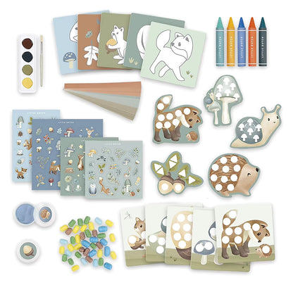 Overzicht van de complete inhoud van de Little Dutch Knutseldoos Forest Friends met verf, kaarten en stickers.