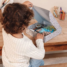 Kind opent de Little Dutch Knutseldoos Forest Friends en ontdekt knutsel ideeën met kleurrijke materialen.