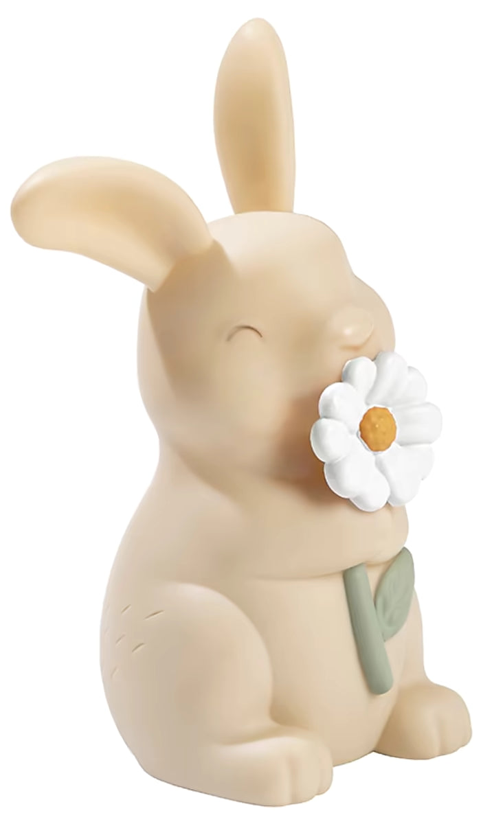 Little Dutch nachtlampje Baby Bunny in beige kunststof, detail zijaanzicht met bloem in pootjes.