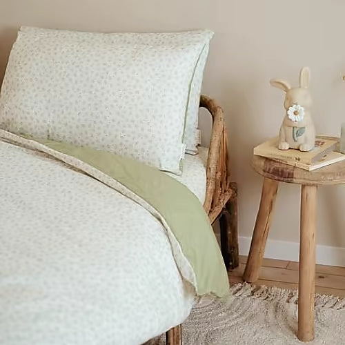 Little Dutch nachtlampje Baby Bunny op houten krukje naast bed, sfeervolle kinderkamer decoratie.