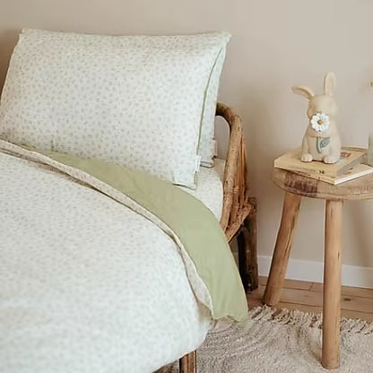 Little Dutch nachtlampje Baby Bunny op houten krukje naast bed, sfeervolle kinderkamer decoratie.