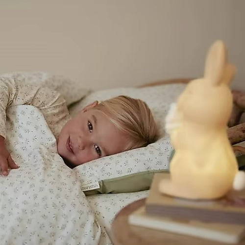 Little Dutch nachtlampje Baby Bunny op nachtkastje naast bed, stralend licht bij slapend kind.