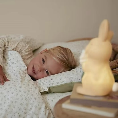 Little Dutch nachtlampje Baby Bunny op nachtkastje naast bed, stralend licht bij slapend kind.