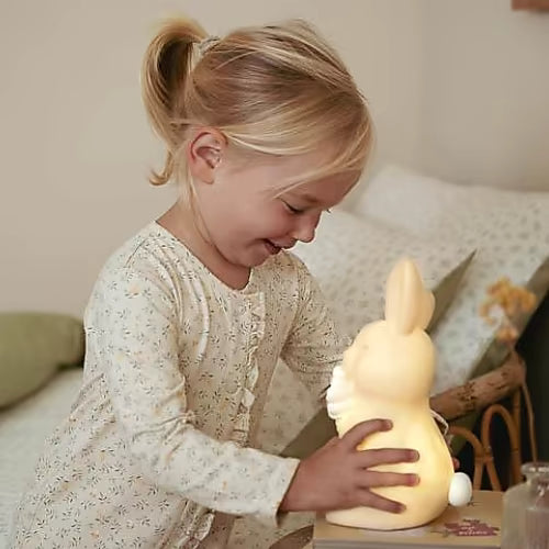 Little Dutch nachtlampje Baby Bunny in gebruik door kind, zachte lamp perfect als kraamcadeau.