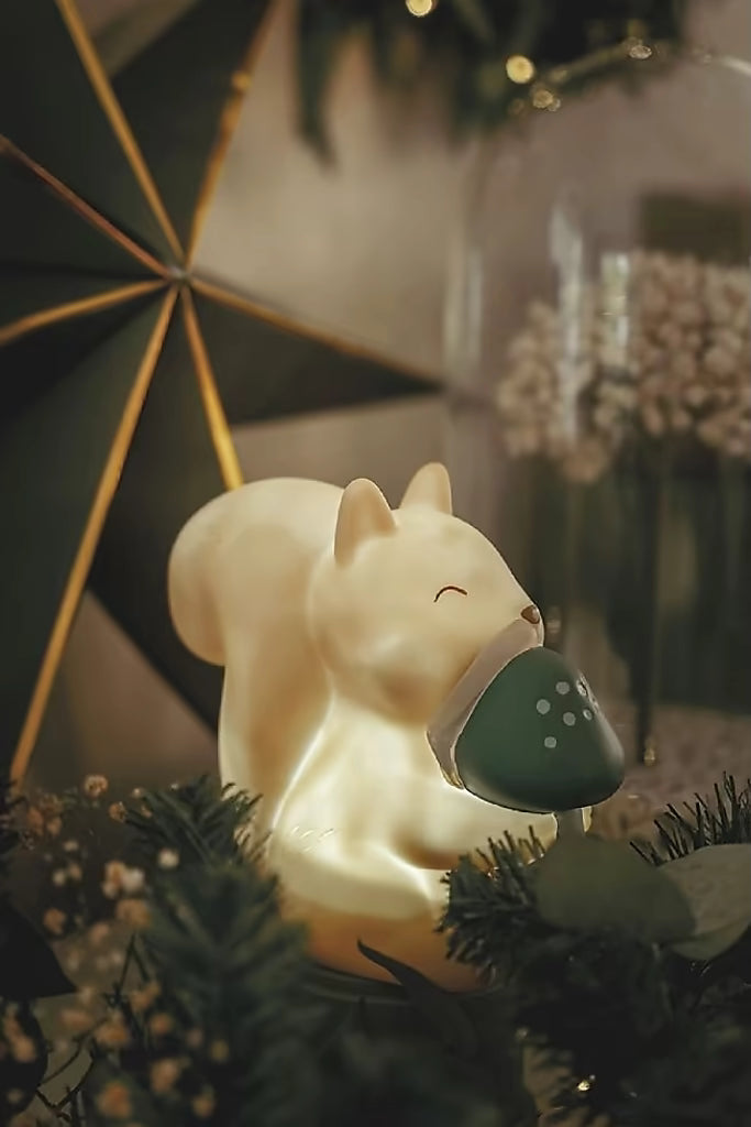 Little Dutch nachtlampje eekhoorn met zacht licht, sfeervol in kerstdecoratie, perfect nachtlampje babykamer.