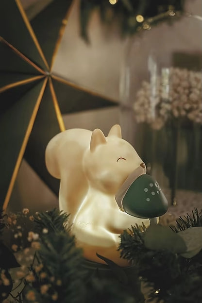 Little Dutch nachtlampje eekhoorn met zacht licht, sfeervol in kerstdecoratie, perfect nachtlampje babykamer.