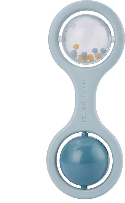 Detailfoto van Little Dutch Rammelaar blauw, educatief babyspeelgoed met transparante bal en rammelkraaltjes.