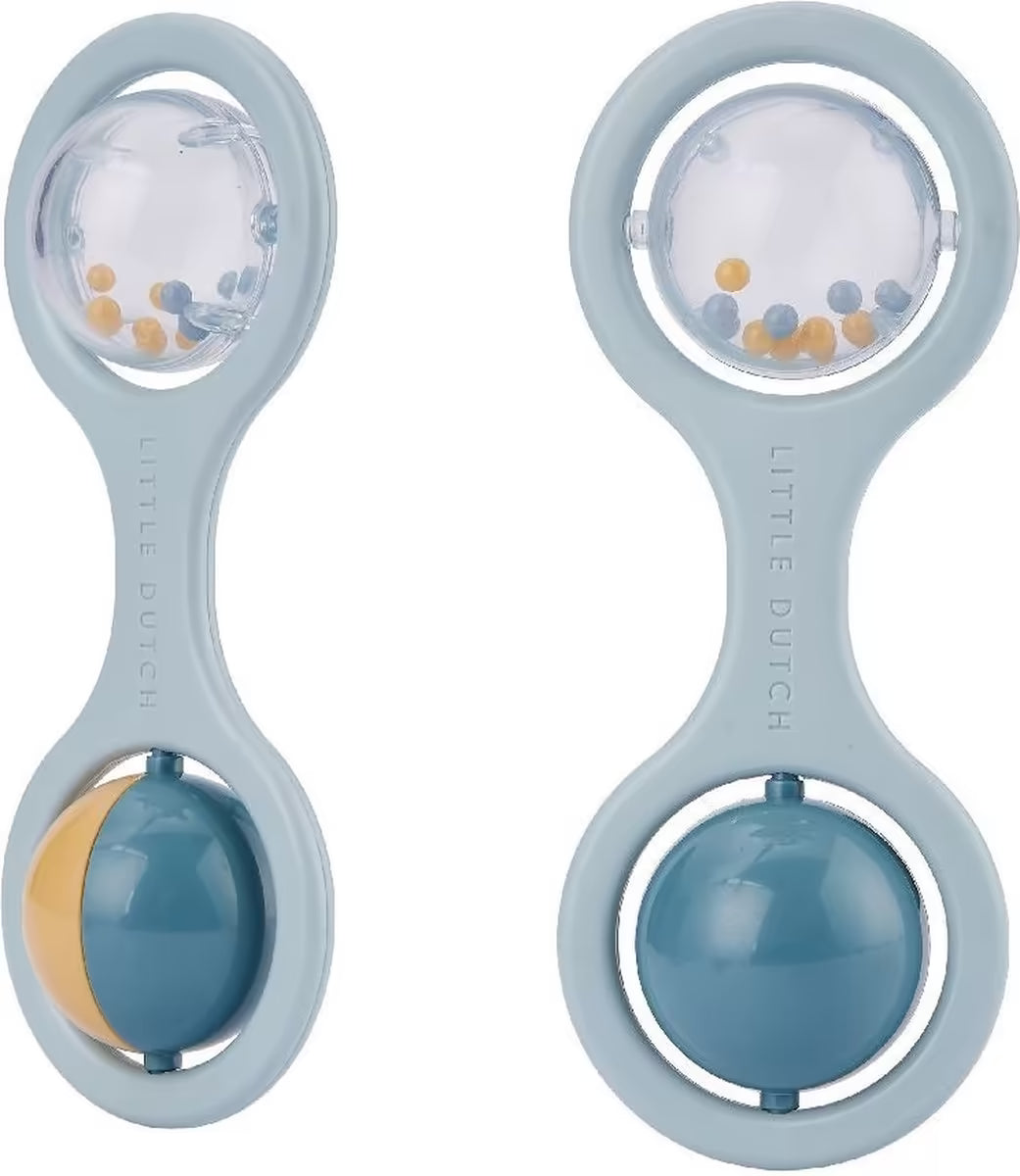 Duo-foto van Little Dutch Rammelaar blauw, baby speelgoed met draaiende bal en kraaltjes voor geluid.