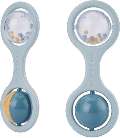 Duo-foto van Little Dutch Rammelaar blauw, baby speelgoed met draaiende bal en kraaltjes voor geluid.