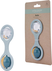 Setfoto met Little Dutch Rammelaar los en in verpakking, sensorisch speelgoed en ideaal baby cadeau.