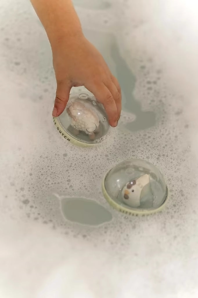 Little Dutch Roterende Ballen Farm speelgoed met kip en schaap drijvend in bad, ideaal speelgoed voor in bad.