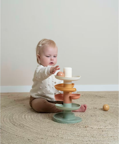 Baby speelt met Little Dutch Spiraaltoren, een educatief speelgoed dat motorische vaardigheden en spelplezier ontwikkelt.
