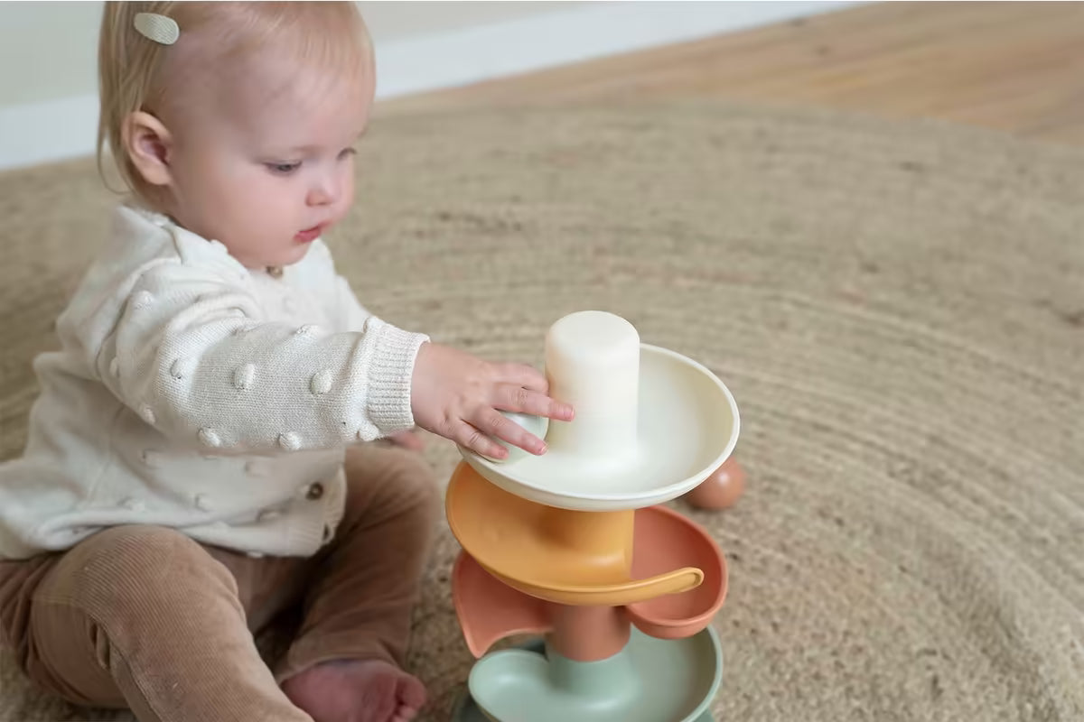 Baby ontdekt de Little Dutch Spiraaltoren, sensorisch speelgoed dat zorgt voor uren speelplezier en motorische ontwikkeling.