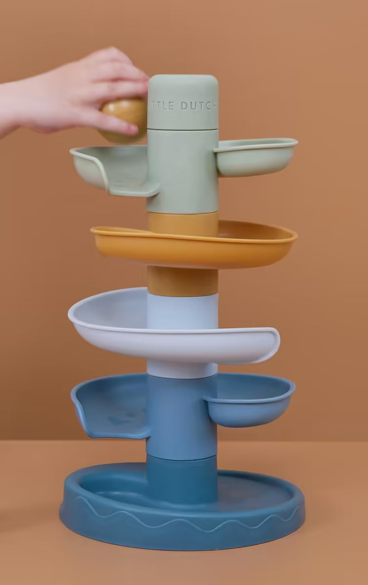Detailfoto van Little Dutch Spiraaltoren Blauw, baby speelgoed waarbij een kind een bal bovenin de toren plaatst.