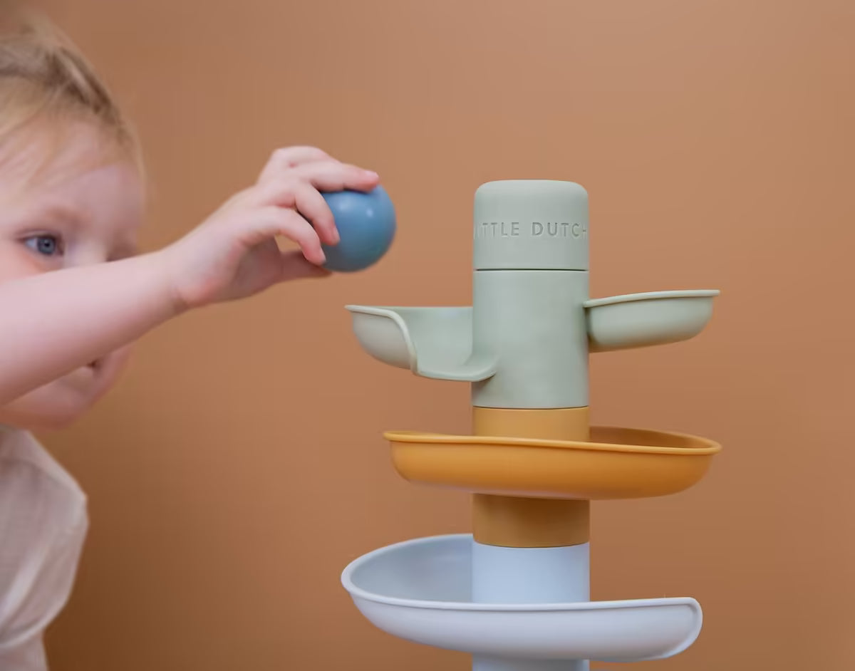 Little Dutch Spiraaltoren Blauw met kind dat een blauwe bal plaatst, sensorisch speelgoed voor peuters.