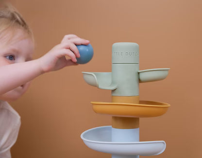 Little Dutch Spiraaltoren Blauw met kind dat een blauwe bal plaatst, sensorisch speelgoed voor peuters.