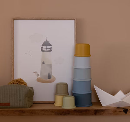Little Dutch Stapelbekers blauw en geel op houten plank met kinderkamerdecor, ideaal sensorisch speelgoed.