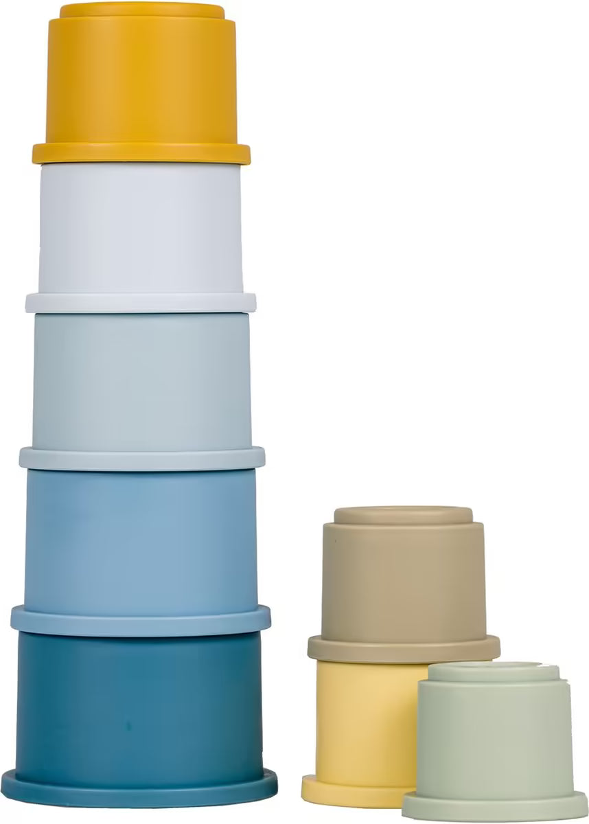 Little Dutch Stapelbekers in blauw en geel, opgestapeld tot toren, duurzaam baby speelgoed vanaf 12 maanden.