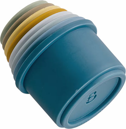 Set Little Dutch Stapelbekers compact in elkaar genest, kleurrijk baby cadeau en educatief speelgoed in pastel tinten.