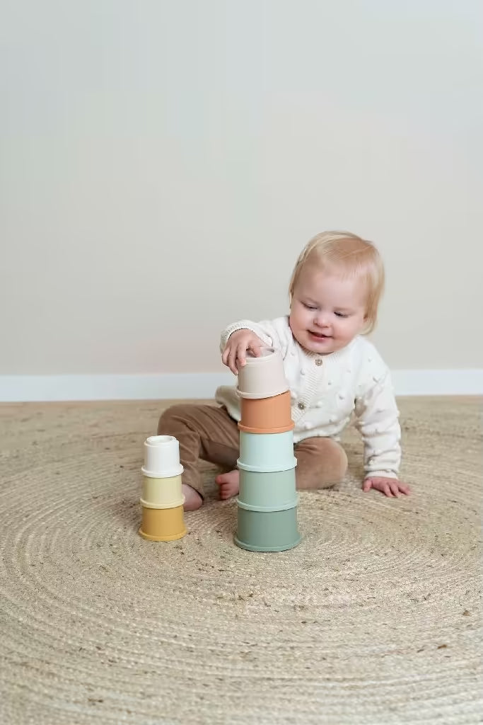 Peuter speelt met Little Dutch Stapelbekers op kleed, Montessori speelgoed en ideaal cadeau 1 jaar.