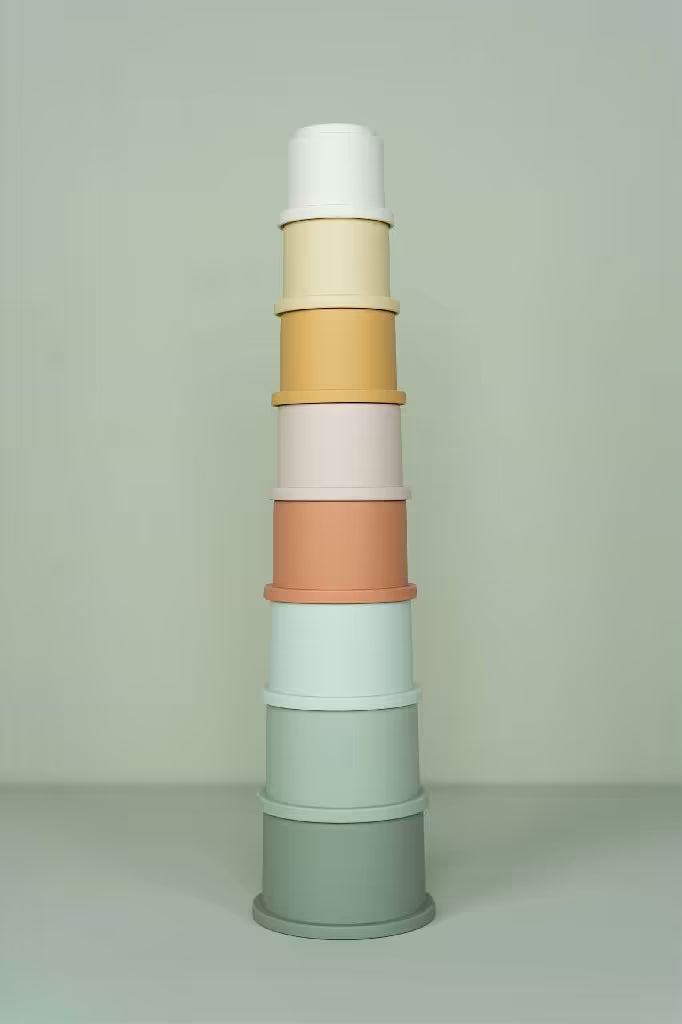 Toren van Little Dutch Stapelbekers in zachte pastelkleuren, sensorisch speelgoed voor jonge kinderen.