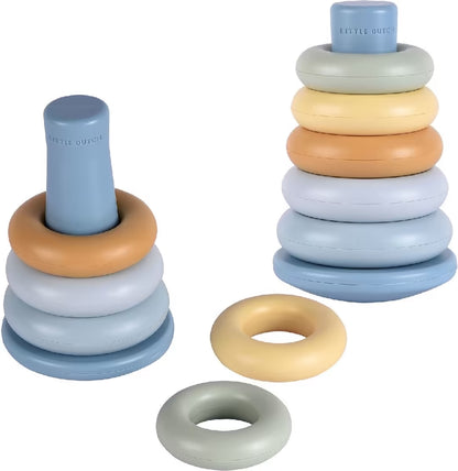 Twee sets Little Dutch Stapelringen Blauw naast elkaar, kleurrijk sensorisch speelgoed voor jonge kinderen.