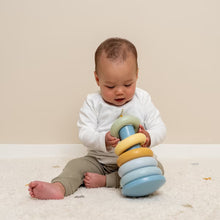 Baby onderzoekt Little Dutch Stapelringen Blauw, Montessori speelgoed dat motorische vaardigheden stimuleert.