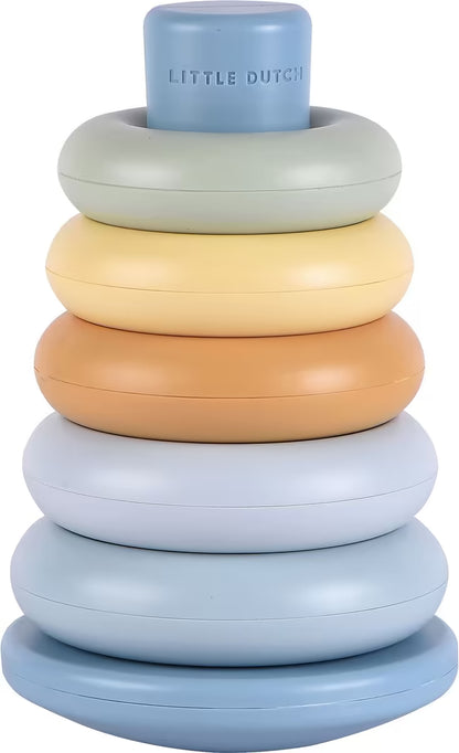 Little Dutch Stapelringen Blauw compleet opgebouwd als stapeltoren, ideaal educatief speelgoed voor peuters.