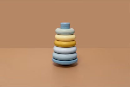 Little Dutch Stapelringen Blauw volledig gestapeld als stapeltoren, gefotografeerd op een bruine achtergrond.