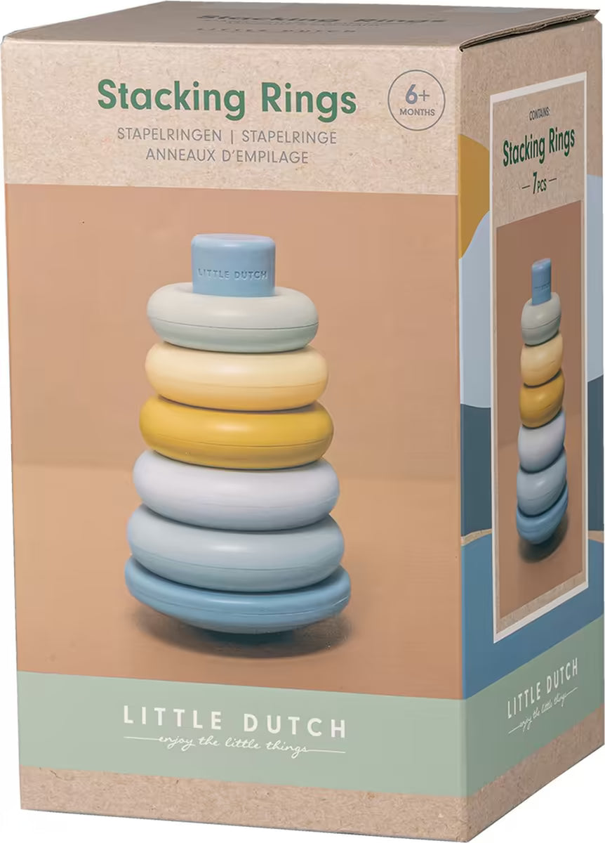 Voorkant verpakking van Little Dutch Stapelringen Blauw, houten stapeltoren voor baby speelgoed vanaf 6 maanden.