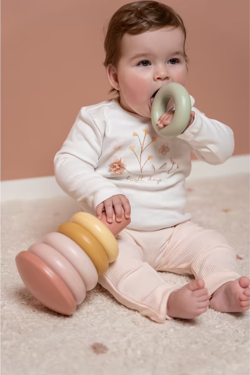 Baby speelt met Little Dutch Stapelringen Roze, kleurrijk baby speelgoed dat motoriek en coördinatie stimuleert.