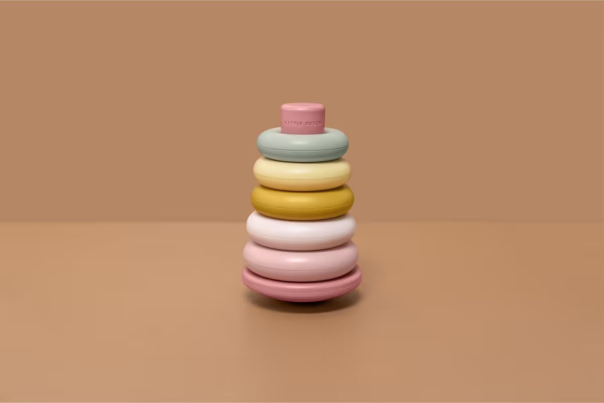 Little Dutch Stapelringen Roze stapeltoren volledig opgebouwd, educatief speelgoed in zachte pastelkleuren.