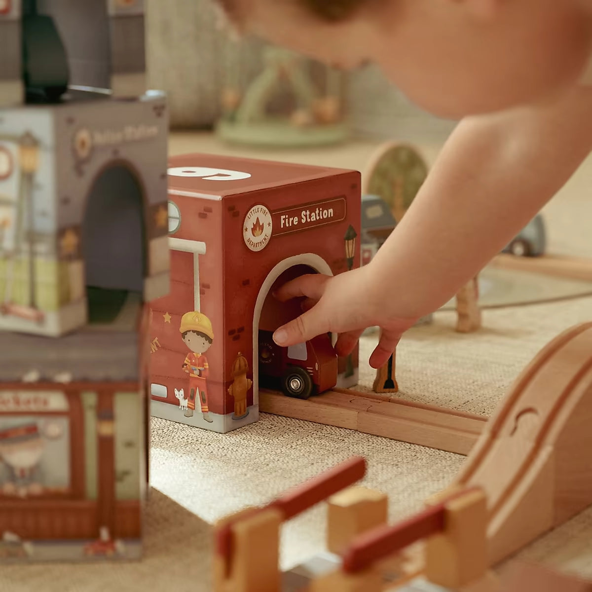 Little Dutch Stapeltoren gebruikt tijdens spelmoment, houten speelgoed ideaal als baby cadeau voor 1 jaar.