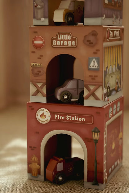 Detailfoto van Little Dutch Stapeltoren met paarse en rode houten auto’s in garage en brandweerkazerne blok.